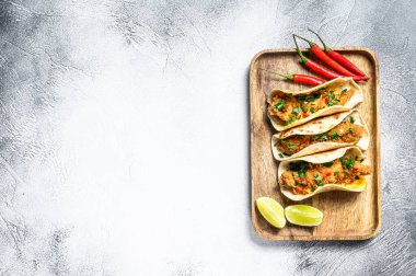 Çıtır tavuklu taco, maydanoz, peynir ve kırmızı biber. Beyaz arka plan. Üst Manzara. Boşluğu kopyala.