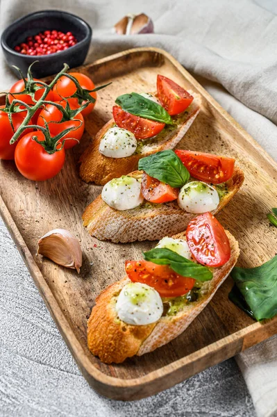 Domatesli Sandviç Mozarella Peyniri Fesleğen Talyan Aperatifi Antipasto Gri Arka — Stok fotoğraf