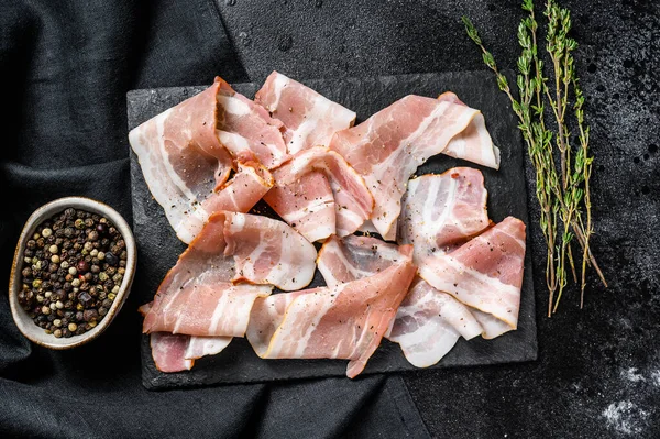 Gerookt Varkensspek Met Peper Tijm Biologisch Rauw Vlees Zwarte Achtergrond — Stockfoto