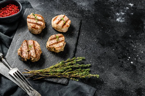 Lombo Carne Porco Grelhado Com Ervas Frescas Fundo Preto Vista — Fotografia de Stock