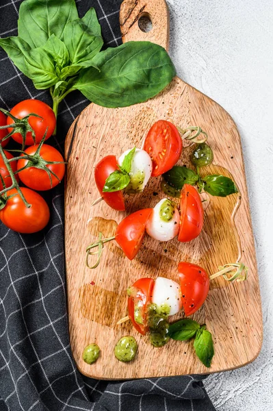 Şişte Caprese Salatası Domates Pesto Mozzarella Kanepe Atıştırması Gri Arka — Stok fotoğraf