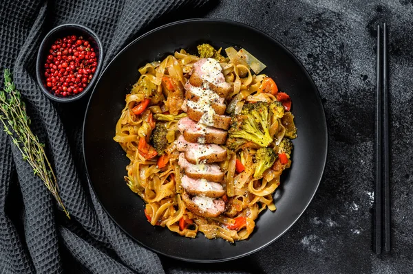 Roerbak Wok Noedels Met Gegrilde Eendenborst Zwarte Achtergrond Bovenaanzicht — Stockfoto