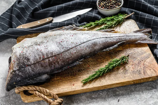 Obehandlad Kolja Skärbrädan Grå Bakgrund Ovanifrån — Stockfoto