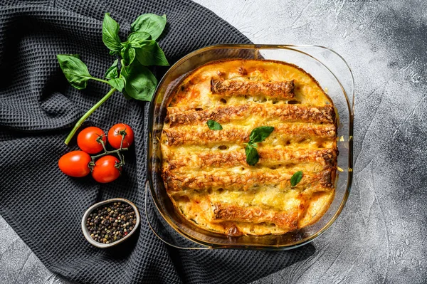 Meat cannelloni with tomato sauce and cheese. Italian cuisine. Gray background. top view. — Stock Image Meat Cannelloni Tomato Sauce Cheese Italian Cuisine Gray Background Top Royalty Free Stock Images