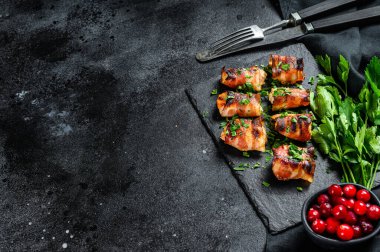 Pastırmalı tavuk göğsü. Siyah arka plan. Üst Manzara. Boşluğu kopyala.