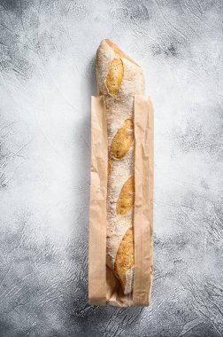 Poşette Fransız ekmeği. gri arka plan. en üstteki görünüm.