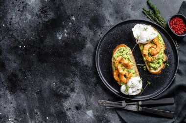 Taze karidesli sandviç, yumurtalı avokadoda karides. Sağlıklı bir yemek, İskandinav mutfağı. Siyah arka plan. Üst Manzara. Boşluğu kopyala.