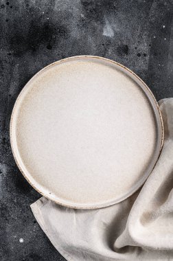 Beyaz, yuvarlak bir tabak, restoran arka planı. Siyah arka plan. Üst Manzara. Boşluğu kopyala