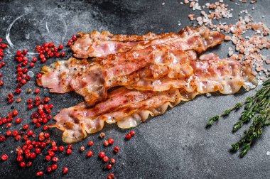 Izgara domuz pastırması. Organik et. Siyah arka plan. Üst görünüm.