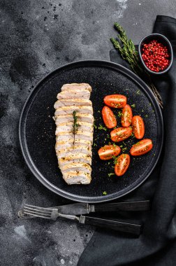 Taze salatayla ızgara tavuk filetosu. Sağlıklı diyet yemekleri. Siyah arka plan. Üst görünüm.