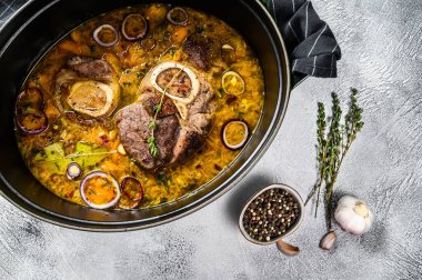 Sebzeli Ossobuco et güveci. Osso buco. Gri arka plan. Üst görünüm.