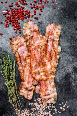 Izgara domuz pastırması. Organik et. Siyah arka plan. Üst görünüm.