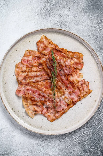 Stekt Fläskbacon Med Kvist Timjan Ekologiskt Kött Grå Bakgrund Ovanifrån — Stockfoto