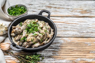 Mantarlı biftek ve taze maydanoz. Beyaz arka plan. Üst Manzara. Boşluğu kopyala.