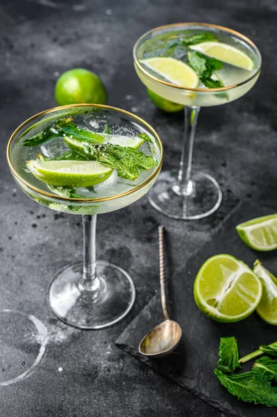 Limonada Con Menta Hielo Fondo Negro Vista Superior — Foto de Stock