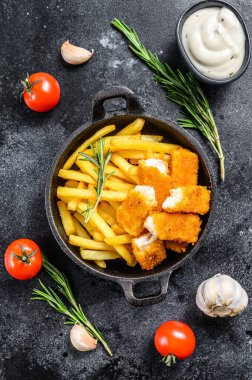 Balık ve patates kızartması, İngiliz fast food ve Tatar sosu. Siyah arka plan. Üst görünüm.
