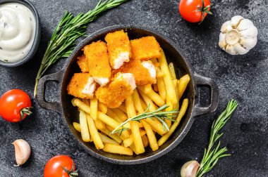 Balık ve patates kızartması, İngiliz fast food ve Tatar sosu. Siyah arka plan. Üst görünüm.