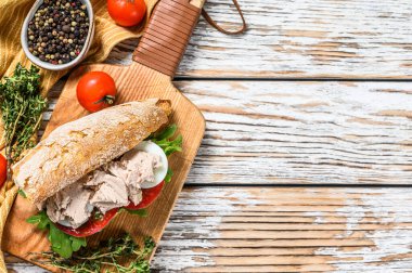 Ev yapımı ciğer ezmesi, roka, domates, yumurta ve otlu sandviç. Beyaz ahşap arka plan. Üst Manzara. Boşluğu kopyala.