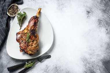 Pişmiş keçi budu ve şifalı otlar. Çiftlik eti. Gri arka plan. Üst Manzara. Boşluğu kopyala.