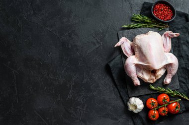 Çiğ lapa, biberiye ve pembe biberli. Siyah arka plan. Üst Manzara. Metin için boşluk.