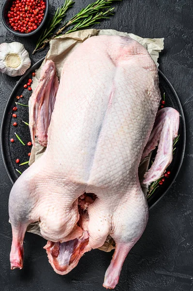 Rohe Ganze Ente Rosa Pfeffer Und Rosmarin Schwarzer Hintergrund Ansicht — Stockfoto