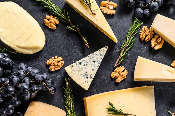 Fundo Bonito Com Diferentes Tipos Deliciosos Queijos Nozes Uvas Vista — Fotografia de Stock