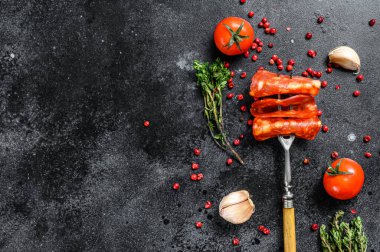 İspanyol usulü sucuklu sucuk. Pişmiş et. Siyah arka plan. Üst Manzara. Boşluğu kopyala.