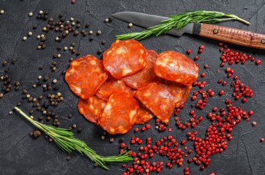 İspanyol usulü sucuklu sucuk. Pişmiş et. Siyah arka plan. Üst görünüm.