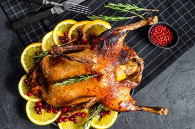 Portakal ve Rosmarina ile doldurulmuş fırında ördek. Kutlama masası. Siyah arka plan. Üst görünüm.