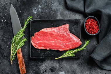 Biftek. Çiğ mermer et, siyah Angus. Siyah arka plan. Üst görünüm.
