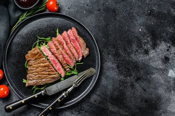 Grillé Coupé Steak Fer Plat Viande Bœuf Marbre Fond Noir — Photo