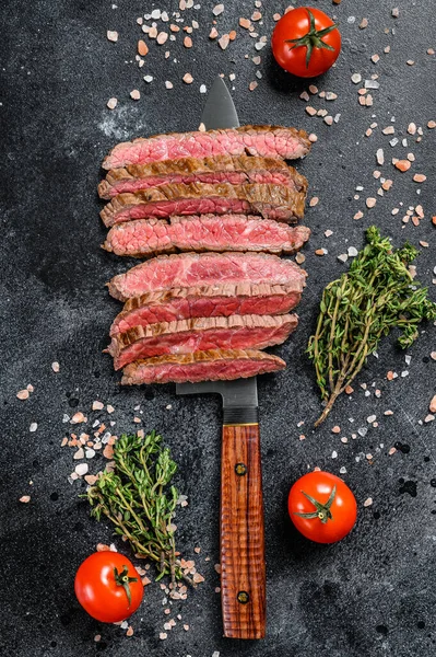 烤和切片法兰科罕见的牛排 大理石牛肉肉 黑色背景 顶部视图 — 图库照片