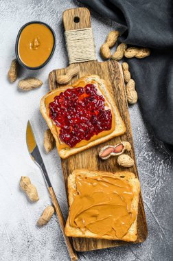 Fıstık ezmesi ve reçelli ekmek kızartması. Beyaz arka plan. Üst görünüm.