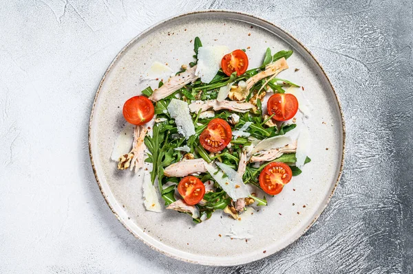 Salada Com Frango Rúcula Nozes Tomates Parmesão Fundo Cinzento Vista — Fotografia de Stock