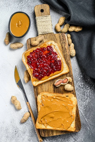 Fıstık ezmesi ve reçelli ekmek kızartması. Beyaz arka plan. Üst görünüm.