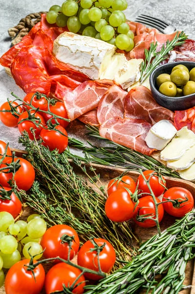 Antipasto Italiano Tábua Corte Madeira Com Presunto Presunto Parma Cabra — Fotografia de Stock