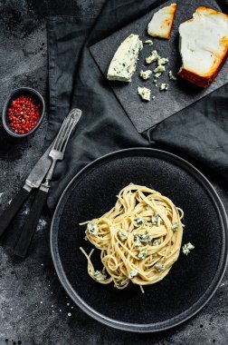 Mavi Gorgonzola peynirli spagetti makarna. Siyah arka plan. Üst görünüm