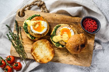 Ev yapımı balık köftesi, balık fileto, yumurta ve ıspanaklı çörek. Gri arka plan. Üst görünüm.