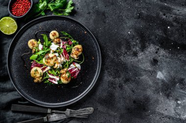 Izgara kalamar ve roka ile Tayland salatası. Siyah arka plan. Üst Manzara. Boşluğu kopyala.