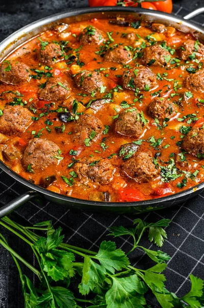 Polpette Maiale Con Sugo Pomodoro Verdure Padella Fondo Nero Vista — Foto Stock