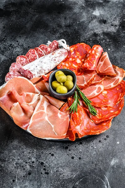 Geleneksel Spanyol Mezelerinden Yapılmış Bir Tabak Chorizo Jamon Serrano Lomo — Stok fotoğraf