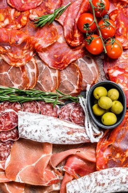 İspanyol soğuk et çeşitleri. Chorizo, fuet, LOMO, jamon Iberico, zeytin. Siyah arka plan. Üst görünüm