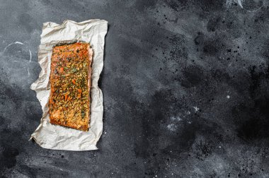 Sağlıklı bir diyet yüksek protein, tütsülenmiş Atlantik somon filetosu. Alabalık. Siyah arkaplan, üst görünüm, metin için boşluk.