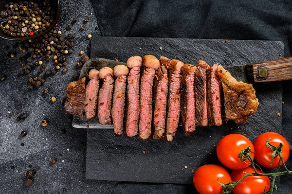 Bife Grelhado Fatias Marmoreadas Num Cutelo Carne Fundo Preto Vista — Fotografia de Stock