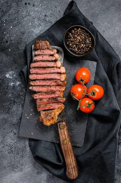 Gegrilde Biefstuk Een Hakmes Zwarte Achtergrond Bovenaanzicht — Stockfoto