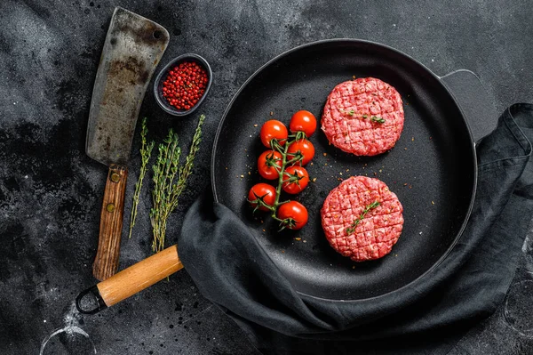 Rohes Rinderhack Burger Steak Schnitzel Der Pfanne Schwarzer Hintergrund Ansicht — Stockfoto