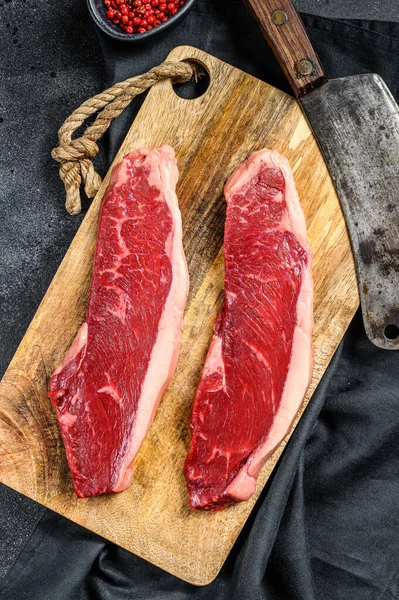 Steak Bœuf Marbré Cru Sur Une Planche Découper Fond Noir — Photo