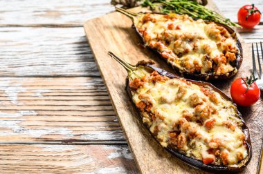 Domatesli fırında patlıcan ve peynir. Beyaz arka plan. Üst Manzara. Boşluğu kopyala.