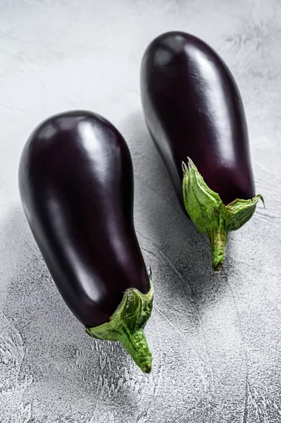 生の紫ナス 有機野菜 灰色の背景 トップ表示 — ストック写真