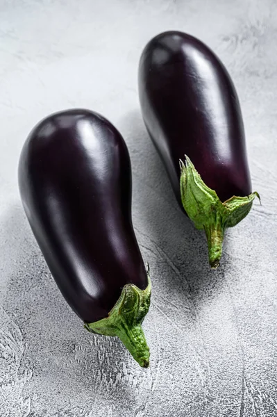 Rauwe Paarse Aubergine Biologische Groenten Grijze Achtergrond Bovenaanzicht — Stockfoto